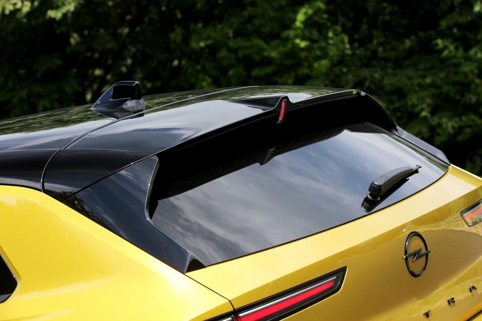 Two-Tone亮黑車頂與尾翼增添精緻度與層次變化，直立式第三煞車燈也頗具特色。