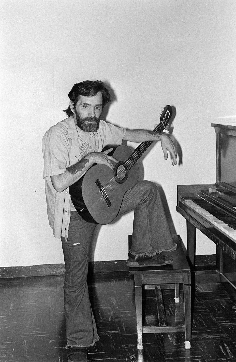 Charles Manson, el hombre que asesinó a Sharon Tate, en California Medical Facility, Vacaville, Solano County, California, US, 1980. (Photo by Albert Foster/Mirrorpix/Getty Images)