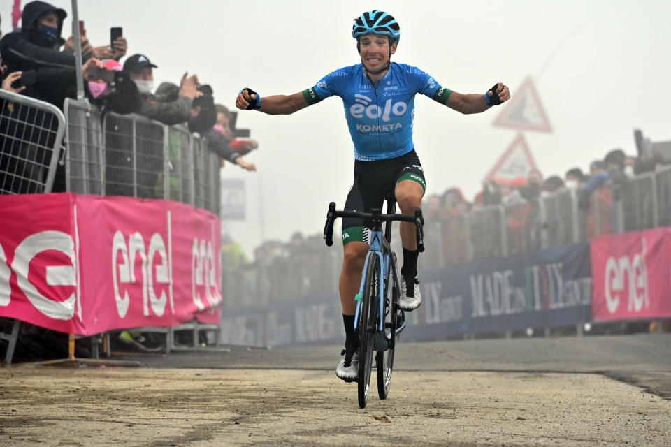 El italiano Lorenzo Fortunato cruza la meta para ganar la 14ta etapa del Giro de Italia, de Cittadella a Monte Zoncolan, Italia, sábado 22 de mayo de 2021. (Massimo Paolone/LaPresse via AP)