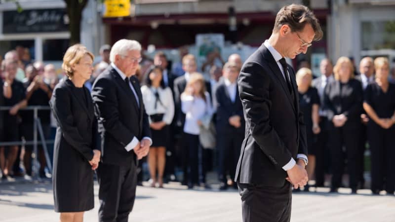 German President Frank-Walter Steinmeier (C), his wife Elke Büdenbender and Hendrik Wüst (lCDU), Prime Minister of North Rhine-Westphalia, commemorate the victims of the knife attack at the Solingen city festival during a wreath-laying ceremony in Fronhof. In the suspected Islamist attack in Solingen, an attacker killed three people with a knife at a city festival and injured eight others Rolf Vennenbernd/dpa