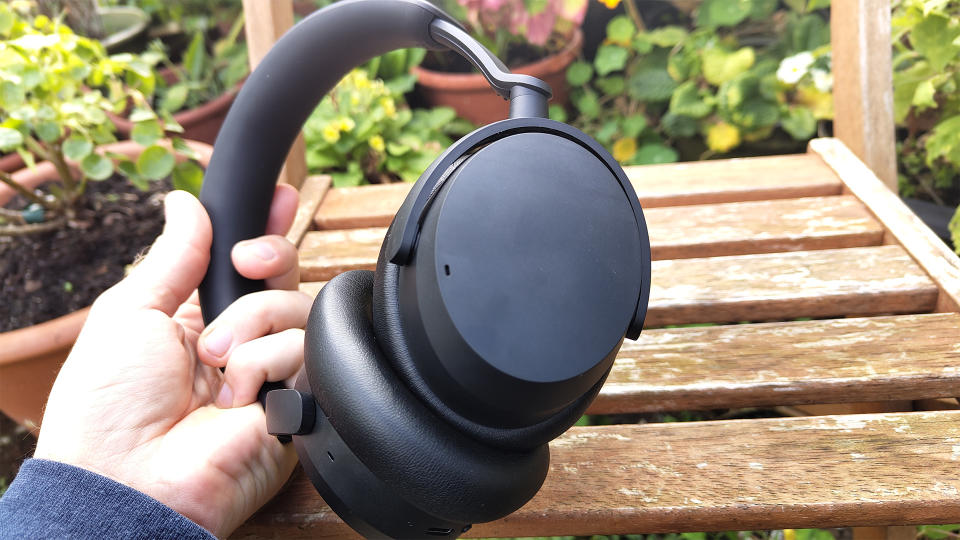 Noise cancelling over-ear headphones: Sennheiser Accentum Wireless