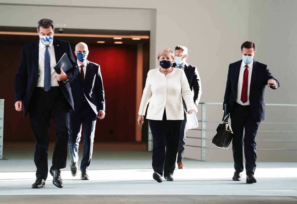 Angela Merkel, Markus Söder, Peter Tschentscher und Steffen Seibert auf dem Weg zur Pressekonferenz (Bild:: Kay Nietfeld/dpa)