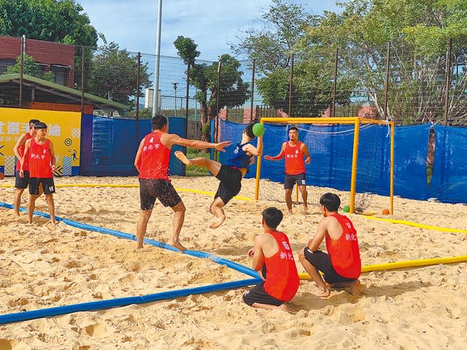 新北市府為明年全國運動會新建的多功能沙灘球場，16日在板橋國中舉行啟用典禮，沙灘手球選手下場體驗新球場。（王揚傑攝）