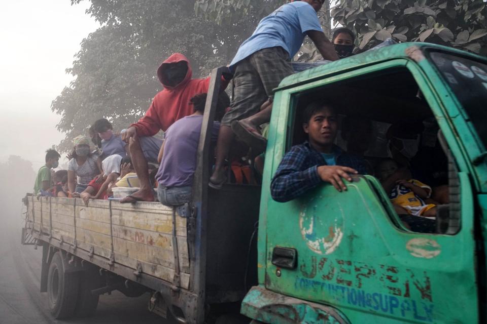 <p>FRM14. GUINOBATAN (FILIPINAS), 22/01/2018.- Varias personas viajan en un camión durante la evacuación tras la erupción del volcán Mayon en la localidad de Guinobatan (Filipinas), hoy 22 de enero de 2018. La agencia sismológica de Filipinas (PHIVOLCS) elevó hoy el nivel de alerta del volcán Mayon, después de que expulsara una gran nube de ceniza y ante la amenaza de una erupción mayor en las próximos horas o días. EFE/ Linus Escandor II </p>