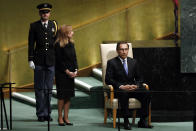 En esta imagen del 25 de septiembre de 2018, el presidente de Perú Martín Vizcarra espera para dirigirse a la 73era sesión de la Asamblea General de las Naciones Unidas, en las Naciones Unidas. Inicialmente descartado por sus críticos como un líder débil que tendría problemas para unir a una nación dividida, Vizcarra se ha ganado los elogios del público. (AP Foto/Richard Drew)