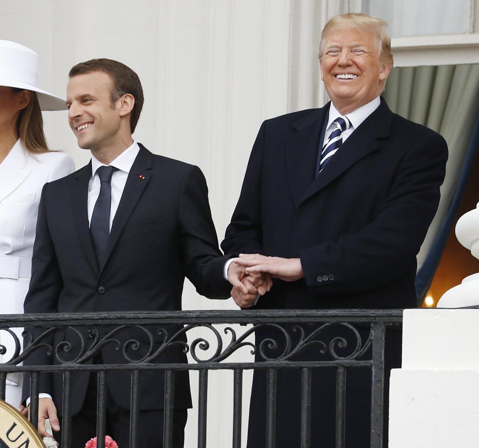 (FOTOS) Doble beso francés y mucha pompa: así recibió Trump a Macron en la Casa Blanca