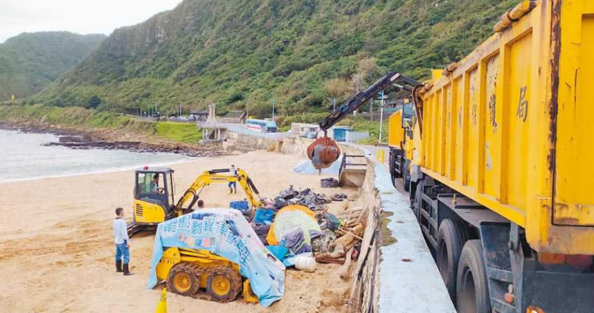 基隆大武崙沙灘不斷出現海漂垃圾，近日受東北季風影響，一周能清出約10噸海廢。（圖／讀者提供）