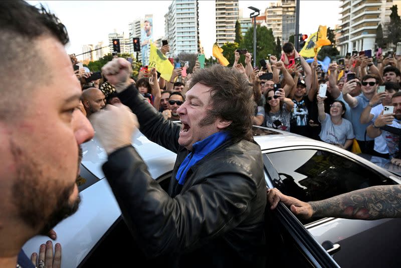 Candidato presidencial argentino Milei realiza un acto de campaña antes del balotaje