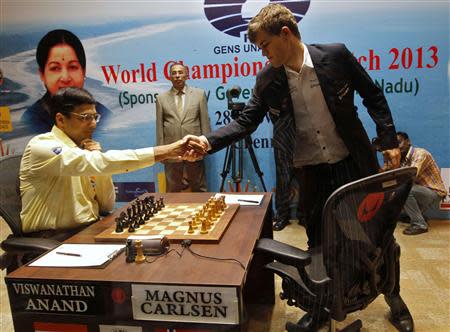 Norway's Magnus Carlsen (R) shakes hands with India's Viswanathan Anand before they play during the FIDE World Chess Championship in the southern Indian city of Chennai November 22, 2013. REUTERS/Babu