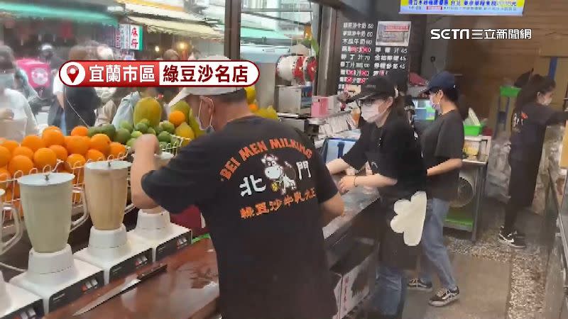 宜蘭市區的綠豆沙人潮眾多，店家出動一整排果汁機。