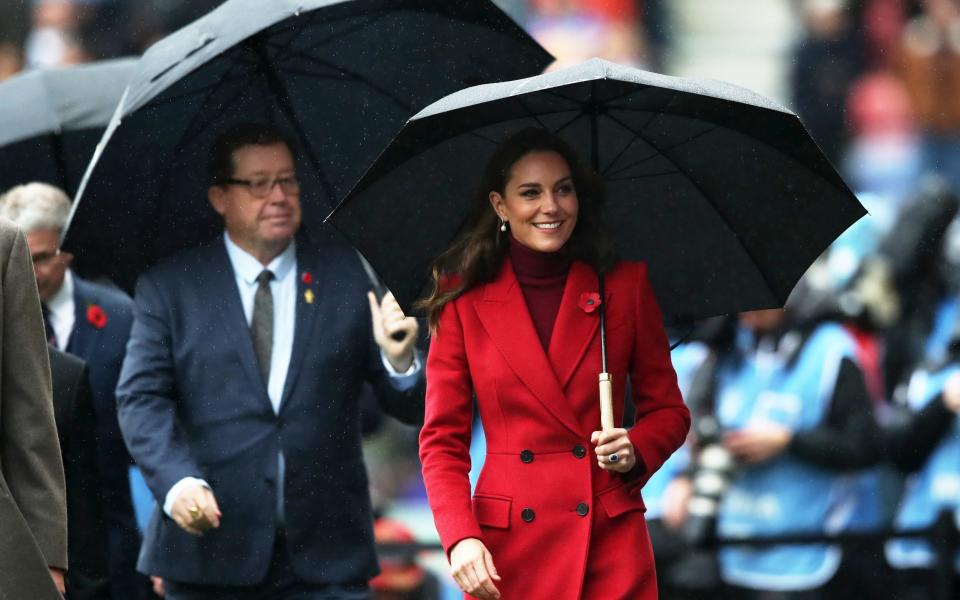 Catherine s'abrite de la pluie avant le match de quart de finale de la Coupe du monde de rugby - Jan Kruger 