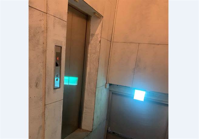 一家飯店電梯口的超奇葩照曝光，讓網友看傻，質疑逃生門變往生門。(圖截自臉書)