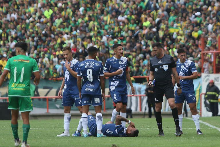 No faltaron jugadas fuertes y reclamos al árbitro Arasa