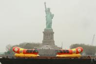 <p>Die US-Fastfood-Kette „Oscar Mayer“ verkauft landesweit Hotdogs auf Rädern. Mit einer Aktion vor der Freiheitsstatue in New York City bewirbt das Unternehmen nun seinen neuen Firmengrundsatz: In Zukunft enthalten sämtliche Hotdogs der Marke keine künstlichen Zusätze mehr. (Bild: Oscar Mayer via AP Images) </p>