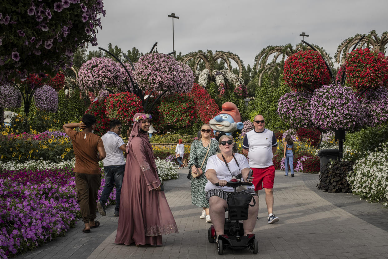Visitantes en el Miracle Garden, el cual afirma ser el jardín más grande del mundo con más de 150 millones de flores que necesitan agua, en Dubái, el 4 de marzo de 2022. (Bryan Denton/The New York Times)