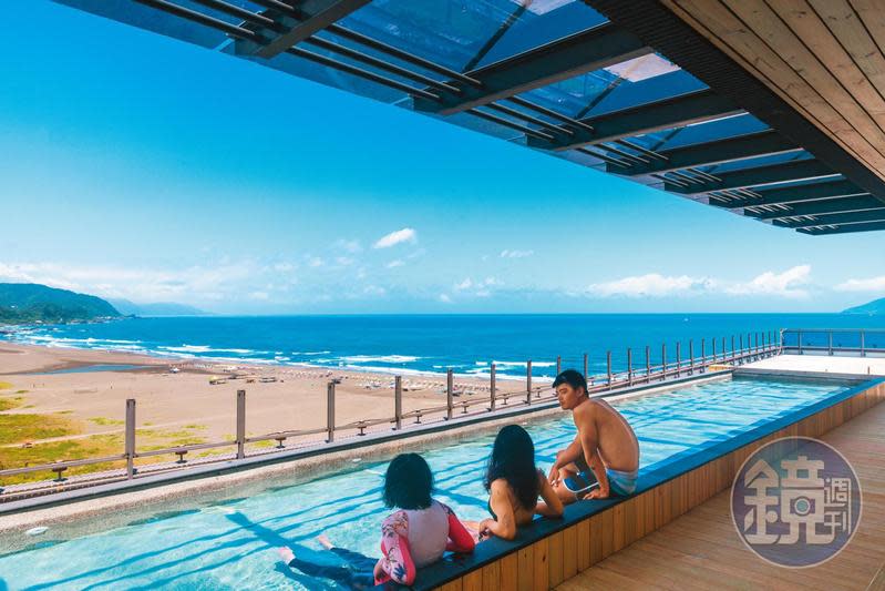 OA Hotel頂樓露天浴池擁有絕佳視野，盡攬龜山島和外澳海灘美景。