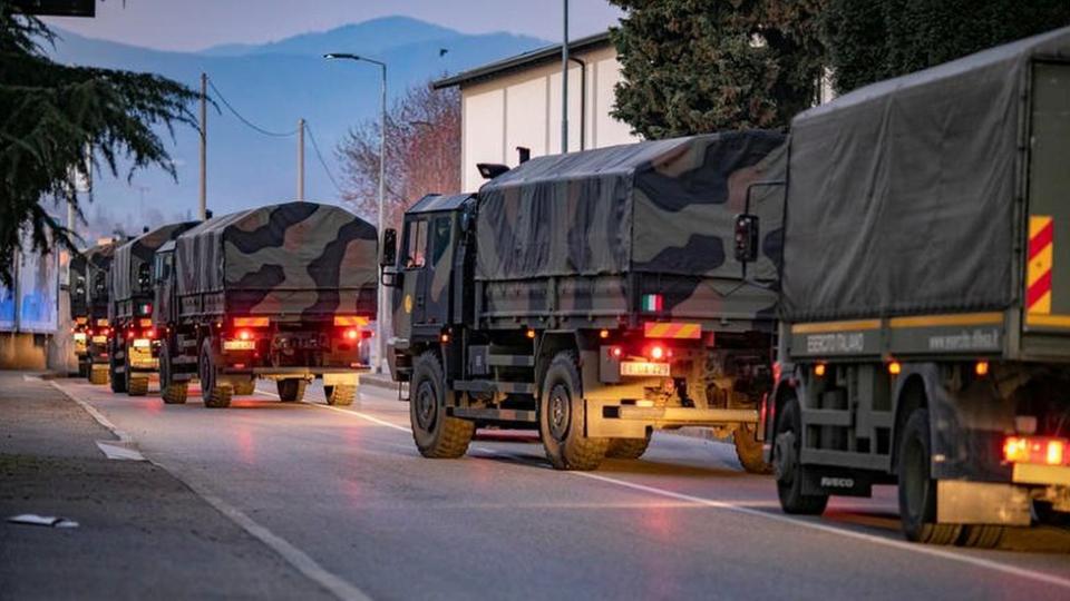 Unos convoys del ejército italiano transportando cadáveres en el norte de Italia.