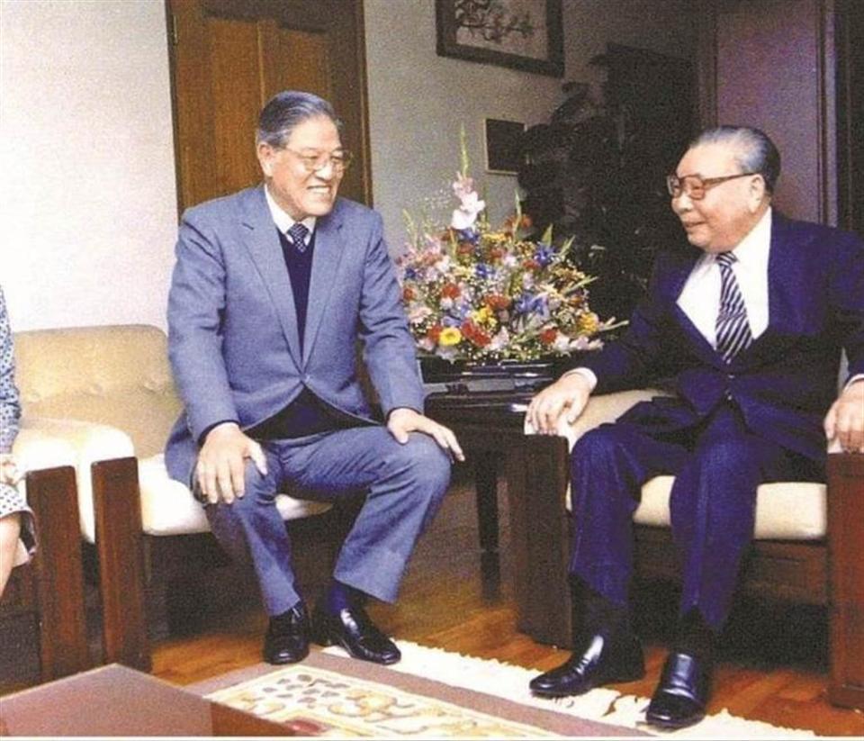 前總統李登輝(中)、前總統蔣經國(右)。(圖/本報系資料照)

