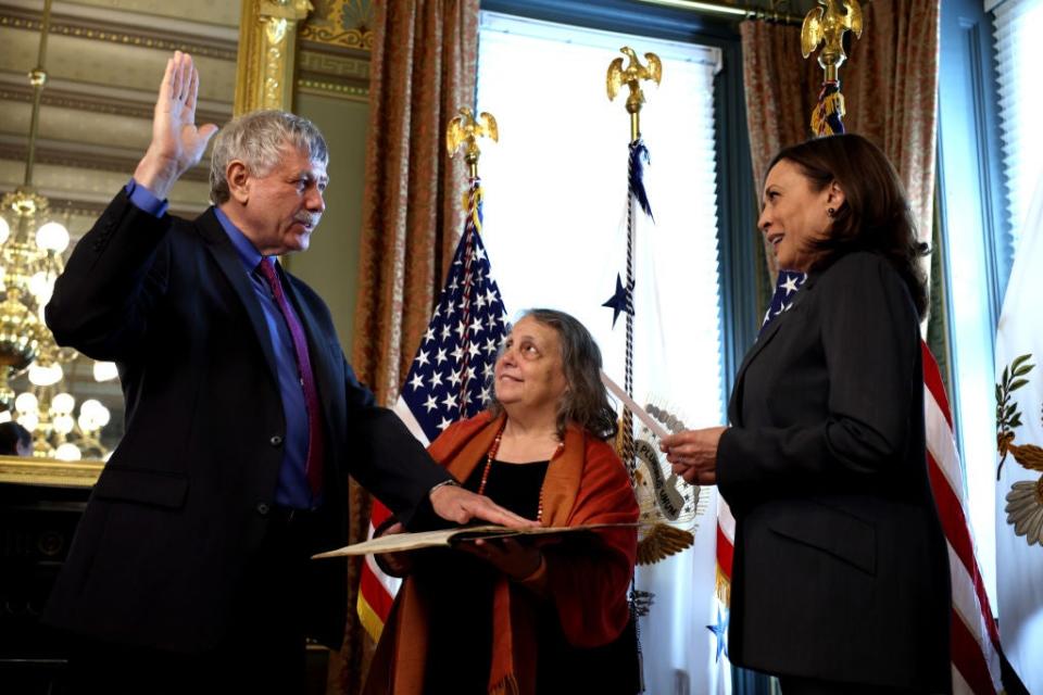 Eric Lander being sworn in (Getty Images)