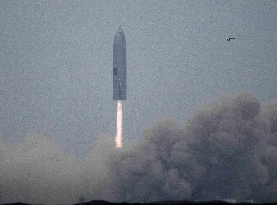 SpaceX SN15 starship prototype liftoffs from the company's starship facility in Boca Chica, Texas, U.S. May 5, 2021. REUTERS/Gene Blevins