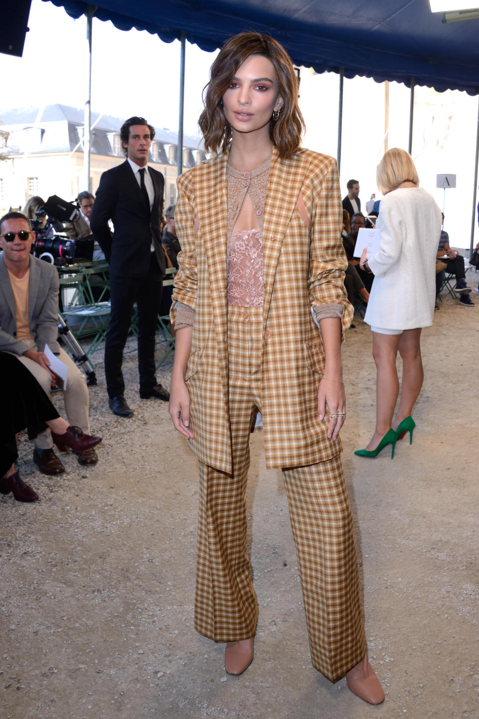 <p>Model Emily Ratajkowski wählte für die Fashion Show von Nina Ricci in Paris mehr Muster, dafür weniger knallige Farben. Mit dem gelben Karo-Anzug im 70er-Jahre-Stil trifft sie in Sachen „Monochrom“ genau ins Schwarze. (Bild: ddp Images) </p>
