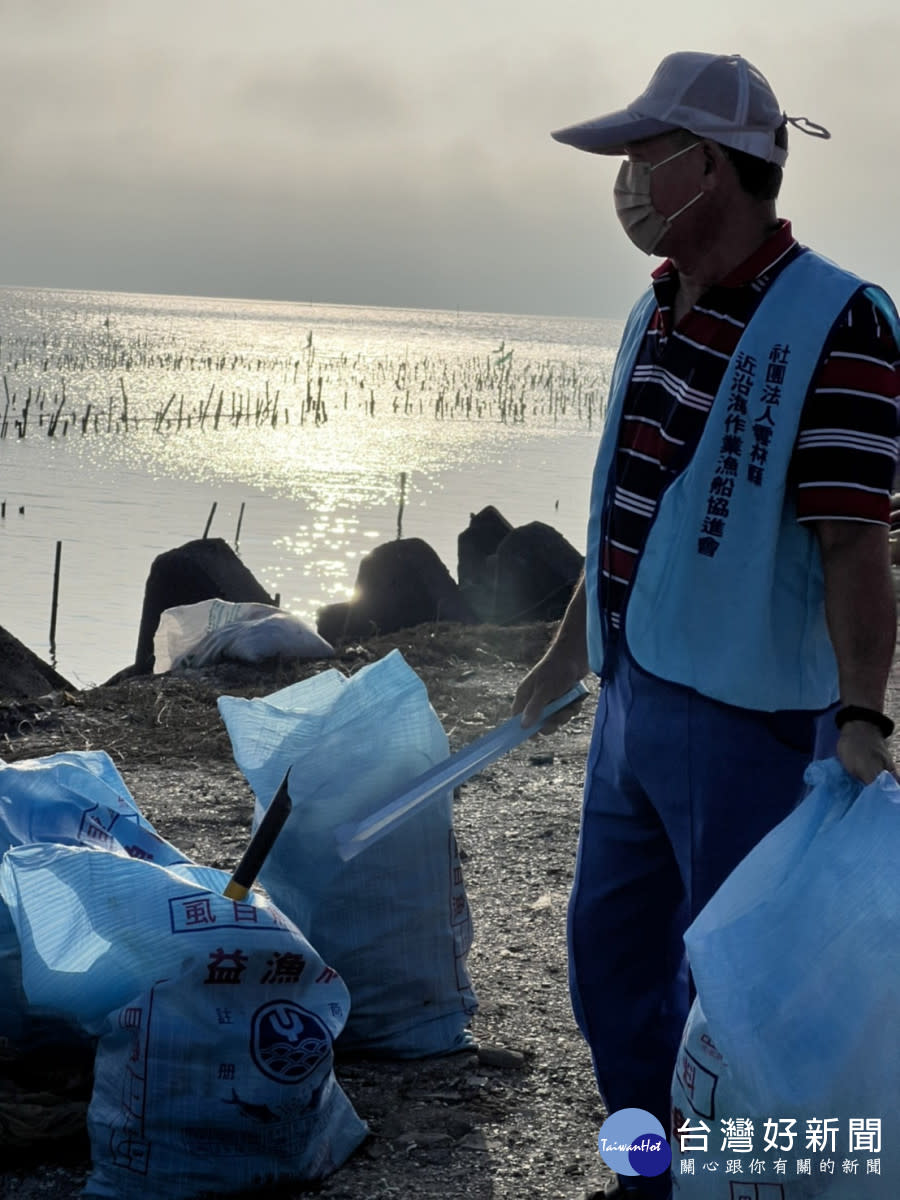 社團法人雲林縣近沿海作業漁船協進會12日下午舉辦「雲友似海-愛護海洋從環保做起淨灘活動暨慈善募款餐會」，允能風力發電也共襄盛舉，除了捐贈款項，也派員參與淨灘活動／陳致愷翻攝