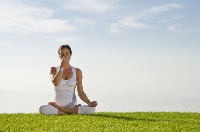 Cette technique de yoga consiste à inspirer par la narine gauche et expirer par la droite. [Photo: Getty]