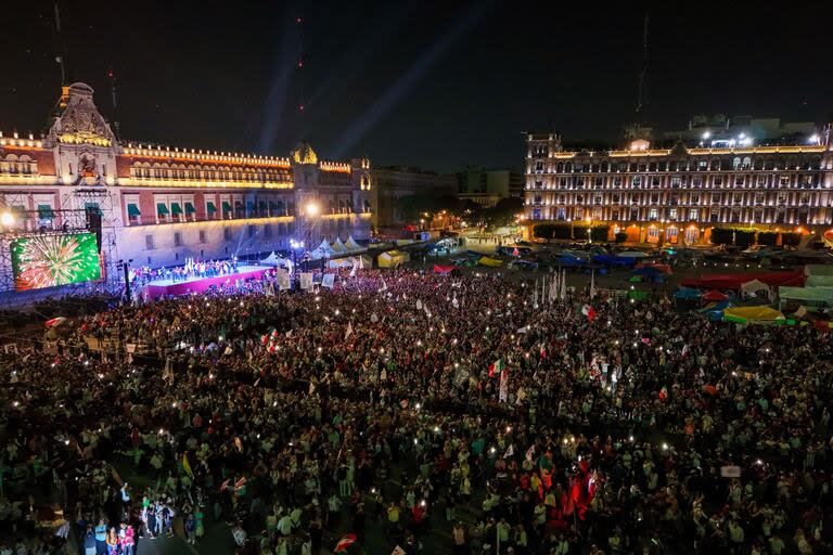 Una multitud en el Zócalo, tras el triunfo de Claudia Sheinbaum en México
