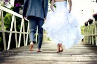 <b>Matrimonio a impatto zero</b><br><br> Per coniugare <b>risparmio e rispetto dell’ambiente</b>, c’è chi punta sul matrimonio a impatto zero. Si tratta di <b>ridurre al massimo le emissioni</b> generate dai festeggiamenti facendo scelte green convinte. Come? Optando per partecipazioni via mail, prodotti locali, biologici e a chilometro zero, bouquet con fiori di stagione, <b>bomboniere eco chic</b>, location in campagna, mezzi di trasporto elettrici. Se le decisioni sono troppo estreme, si rischia di non risparmiare a livello economico. Ma l’ambiente, sicuramente, ringrazierà.