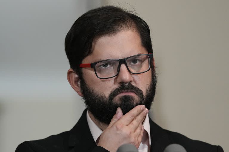 El presidente chileno, Gabriel Boric, durante una conferencia de prensa en el palacio presidencial de La Moneda