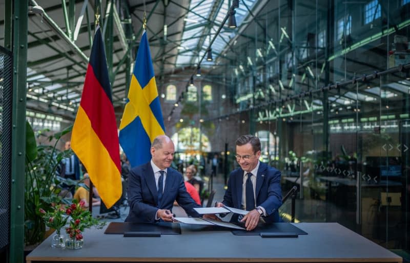 German Chancellor Olaf Scholz (L) and Prime Minister of Sweden Ulf Kristersson, sign a joint declaration entitled "Joint Declaration of Intent on a Strategic Innovation partnership for security, green and digital transition". Michael Kappeler/dpa
