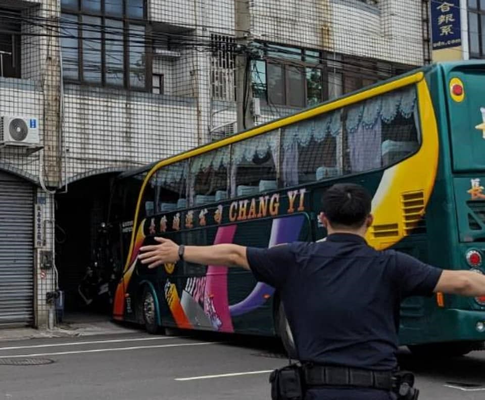 彰化一輛遊覽車因迴轉不慎，撞進路邊民宅。翻攝彰化縣議員賴清美臉書