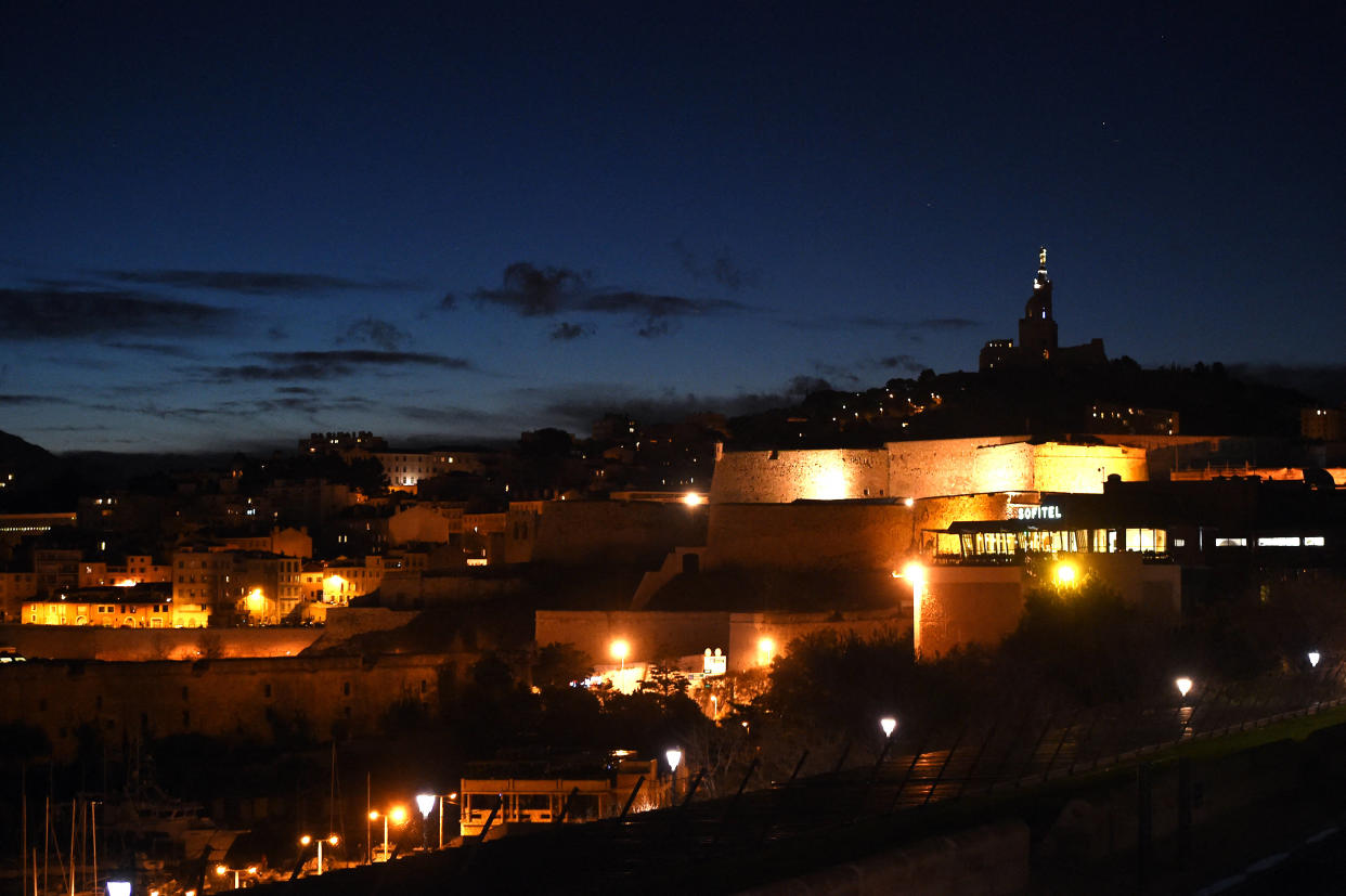 Une vue de nuit du Fort Saint-Nicolas et de Notre-Dame de la Garde à Marseille.
