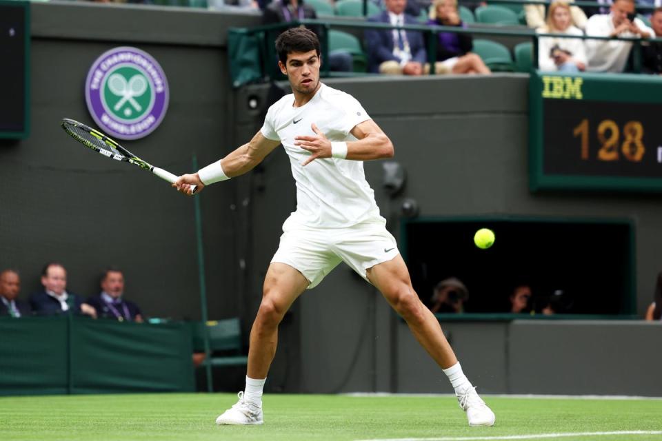 Carlos Alcaraz selló su plaza en la segunda ronda de Wimbledon (Getty Images)