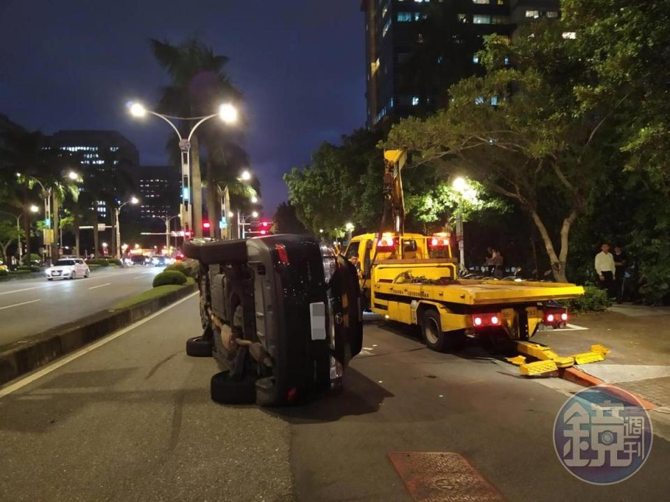 警方獲報後，立刻趕往現場，並通知拖吊業者處理。