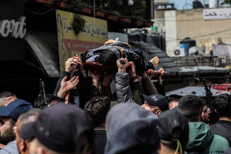 People take part in the funeral of Palestinians who were killed during an Israeli army operation in the Jenin camp in the West Bank. Three people have been killed, the Israeli army reported. Ayman Nobani/dpa