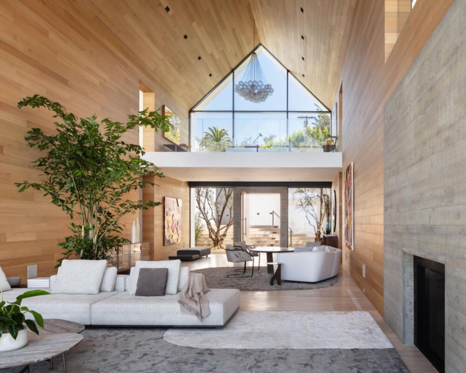 Esta es la sala principal de la vivienda, que se encuentra en el volumen central en la que destacan los paneles de madera que se extienden desde el suelo hasta el techo. (Foto: <a href="http://www.standardarchitecture.com/work/forest-knoll" rel="nofollow noopener" target="_blank" data-ylk="slk:Standard Architecture;elm:context_link;itc:0;sec:content-canvas" class="link ">Standard Architecture</a>).