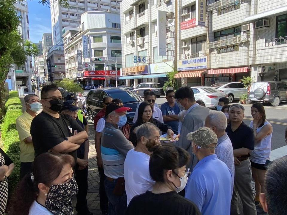 台南市議員林燕祝當場向官員表示，騎樓停車屢遭檢舉問題，相當困擾住戶。（台南市議員林燕祝服務處提供／程炳璋台南傳真）