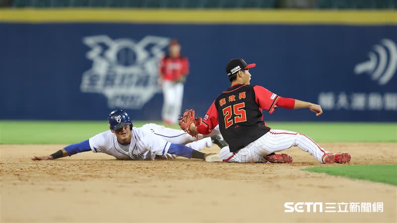 富邦悍將外野手林哲瑄盜二壘遭到阻殺。（圖／記者劉彥池攝影）