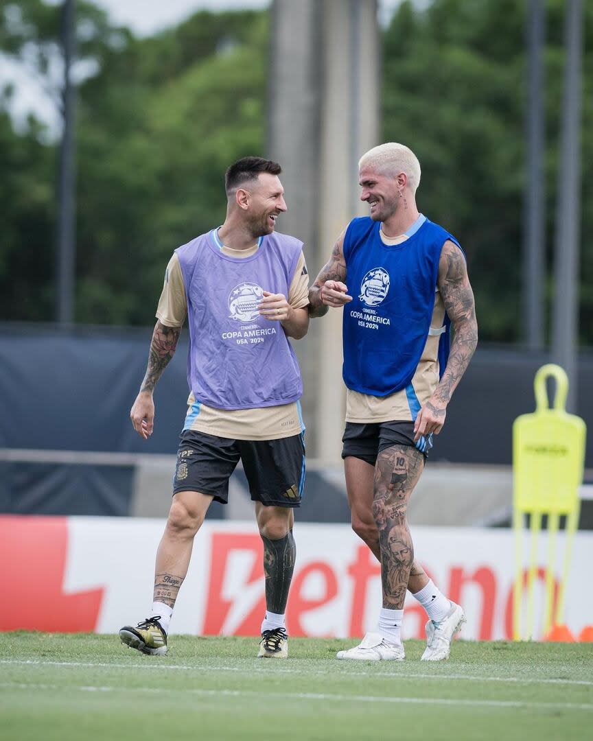 Lionel Messi y Rodrigo De Paul sonriendo en el último entrenamiento de la selección argentina en Estados Unidos. Foto/Instagram: copaamerica