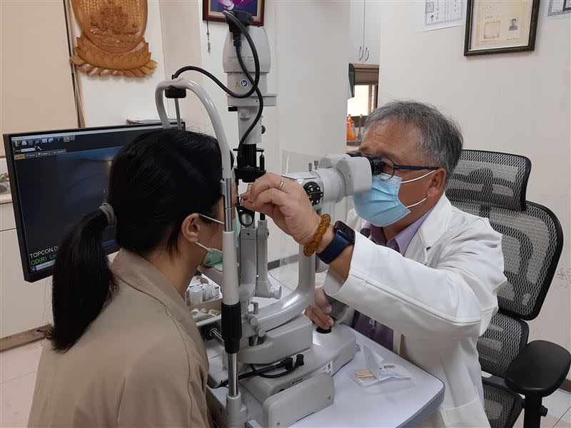 黃慶瑄醫師表示，因疫情影響，學生及大人長時間使用3C產品，進而影響視力問題。