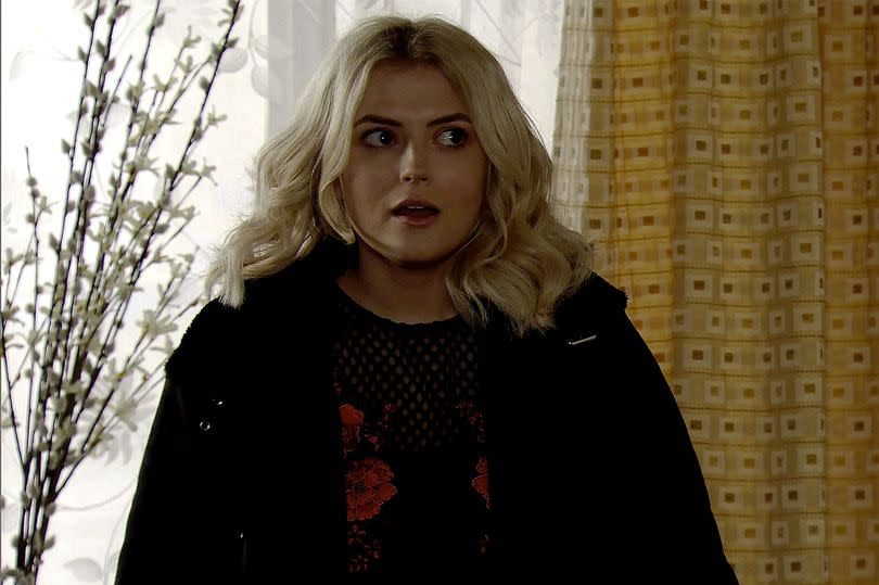 FROM ITV 

STRICT EMBARGO - No Use Before Tuesday 9th April 2019

Coronation Street - Ep 9745

Monday 15th April 2019 - 2nd Ep

Having changed back into his builder's clothes, Gary Windass [MIKEY NORTH] returns home. Bethany Platt's [LUCY FALLON] intrigued and tells Sarah Platt [TINA OÕBRIEN] that earlier she saw him wearing a shirt and tie.  

Picture contact - David.crook@itv.com

This photograph is (C) ITV Plc and can only be reproduced for editorial purposes directly in connection with the programme or event mentioned above, or ITV plc. Once made available by ITV plc Picture Desk, this photograph can be reproduced once only up until the transmission [TX] date and no reproduction fee will be charged. Any subsequent usage may incur a fee. This photograph must not be manipulated [excluding basic cropping] in a manner which alters the visual appearance of the person photographed deemed detrimental or inappropriate by ITV plc Picture Desk. This photograph must not be syndicated to any other company, publication or website, or permanently archived, without the express written permission of ITV Picture Desk. Full Terms and conditions are available on  www.itv.com/presscentre/itvpictures/terms