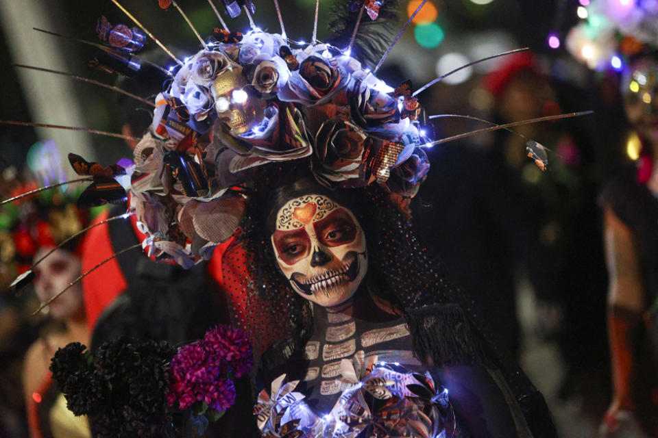 Calaveras y flores en el Desfile de Katrina en México