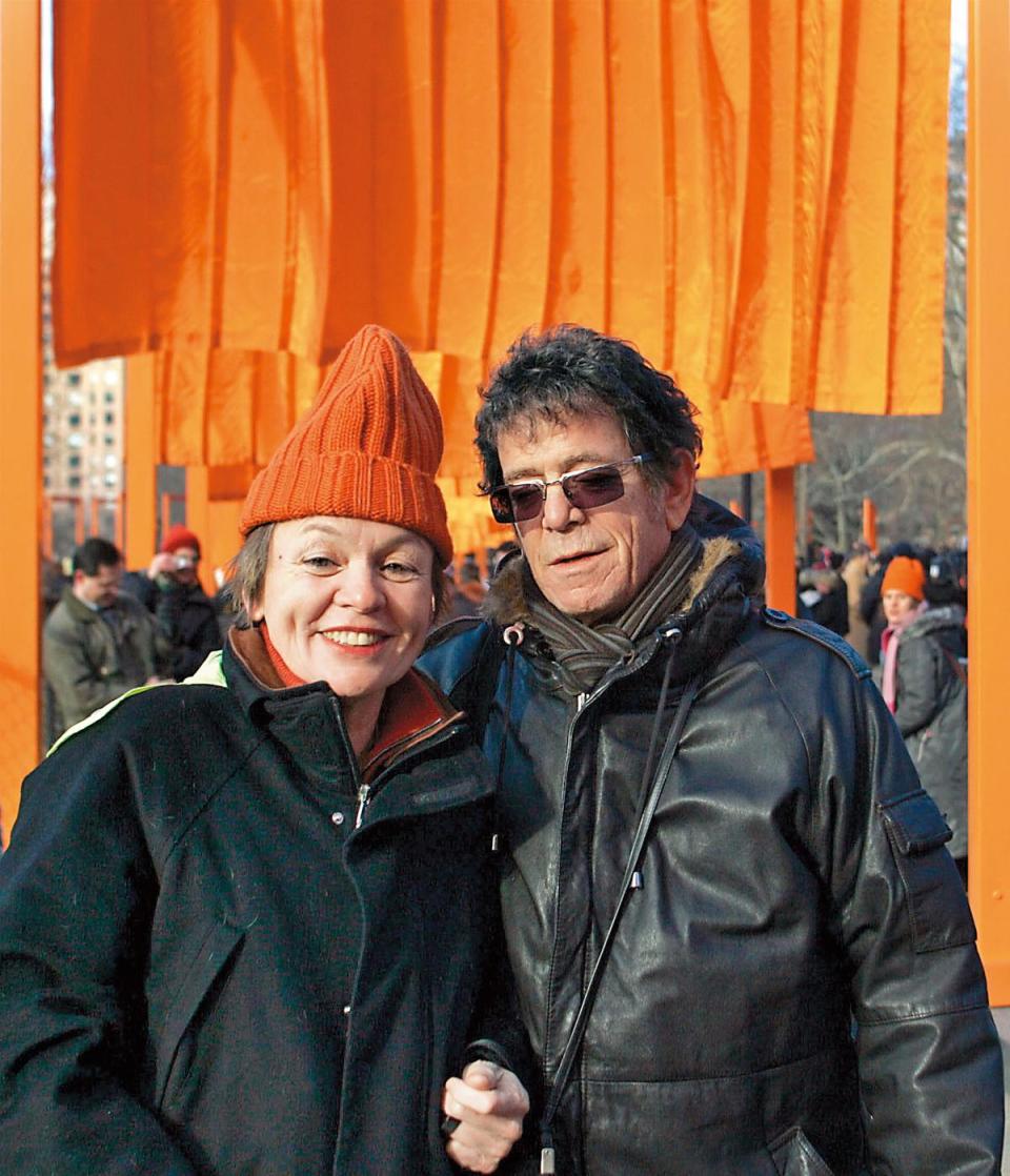 美國重量級全才藝術家蘿瑞安德森（左）的夫婿，是已逝知名搖滾樂手盧里德。（東方IC）