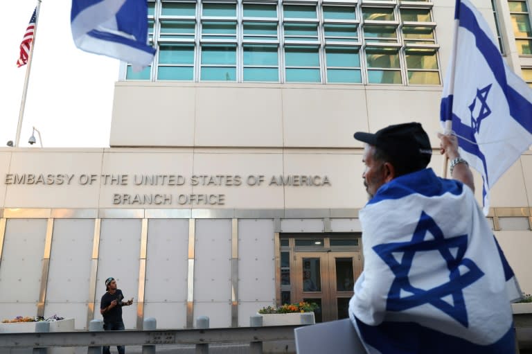 Des familles de soldats israéliens tués dans la guerre à Gaza manifestent devant la branche de l'ambassade des Etats-Unis de Tel Aviv, le 7 mai 2024 (JACK GUEZ)