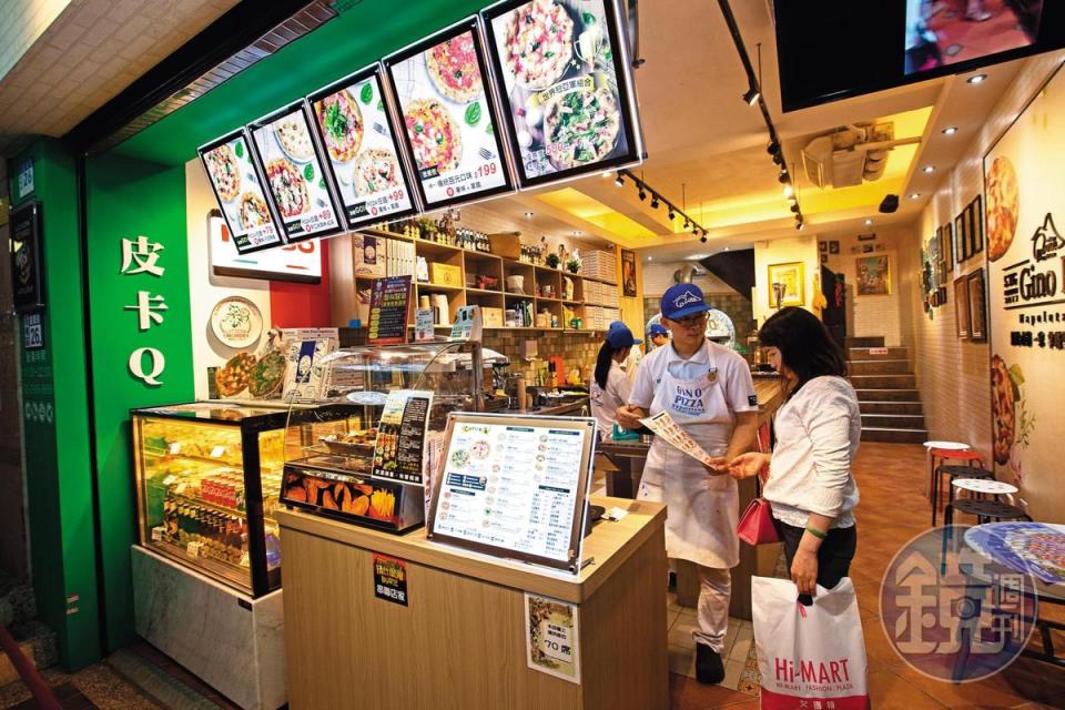 2018年底鄭羽辰為推廣拿坡里披薩，在板橋府中商圈開第3間店，不收服務費，以紙盤盛裝，價格平均低100元。