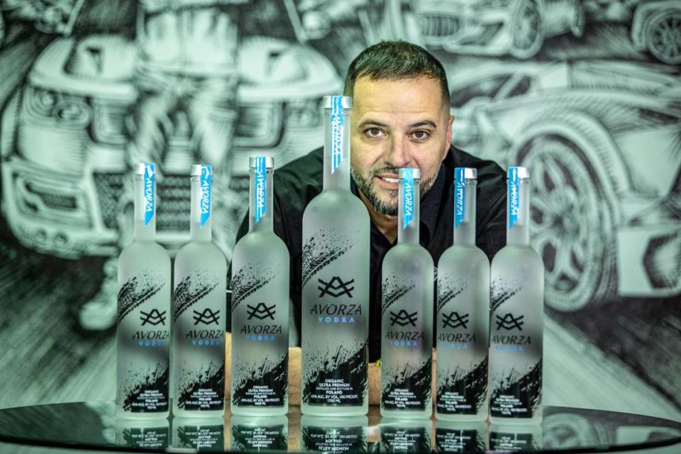 Alex Vega, propietario de Auto Firm, muestra un juego de botellas de vodka Avorza, el viernes 11 de marzo de 2022. Pedro Portal/pportal@miamiherald.com