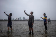 <p>Rony Ordonez, Jean Dejesus und Henry Gallego, drei Bewohner von Tampa in Florida, machen vor dem Eintreffen des Hurrikans noch Fotos auf dem Strandabschnitt Hillsborough Bay. Die komplette Tampa-Bay-Region wurde am Montagmorgen von „Irma“ mit erfasst. Allerdings hat der Wirbelsturm an Kraft verloren. Dennoch sind die Windgeschwindigkeiten von 135 Stundenkilometer nach wie vor extrem gefährlich. (Bild: REUTERS/Adrees Latif) </p>