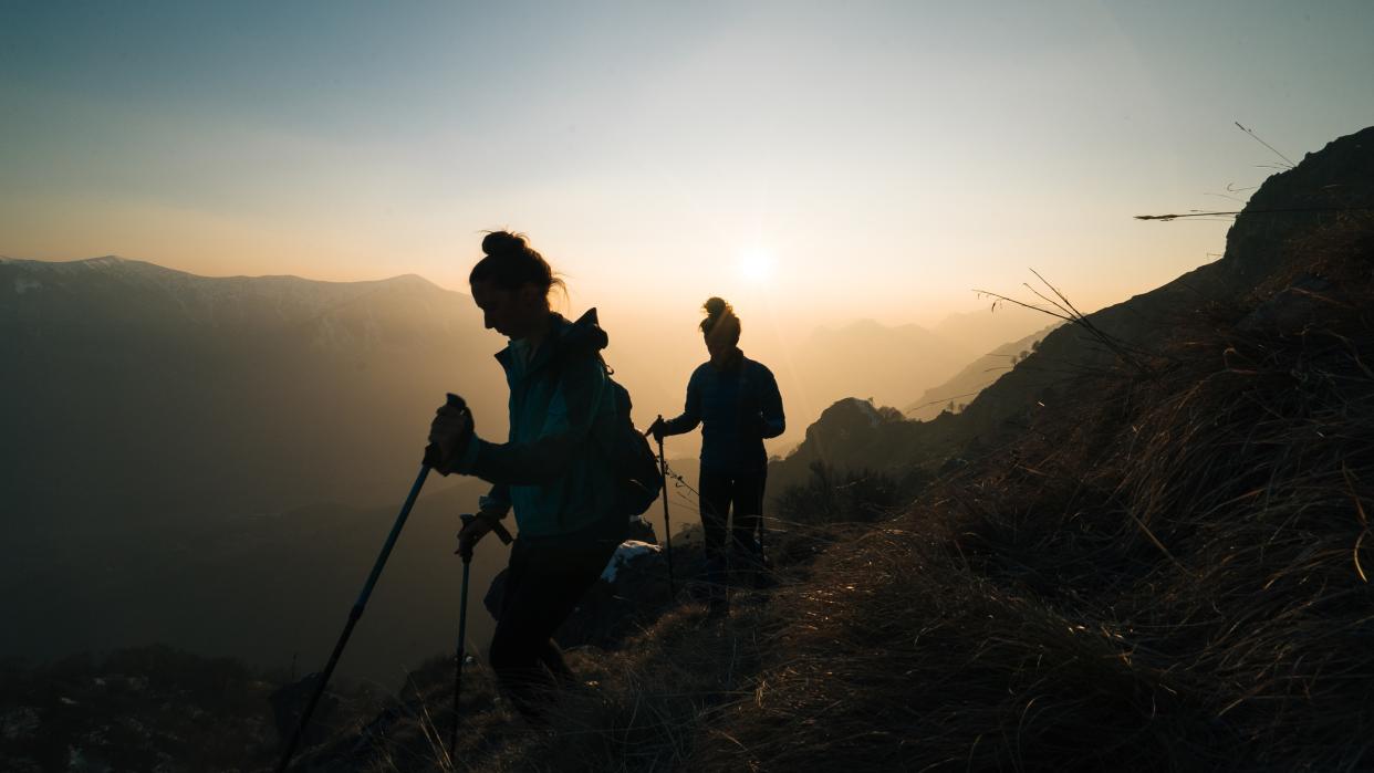  Sunset hiking. 