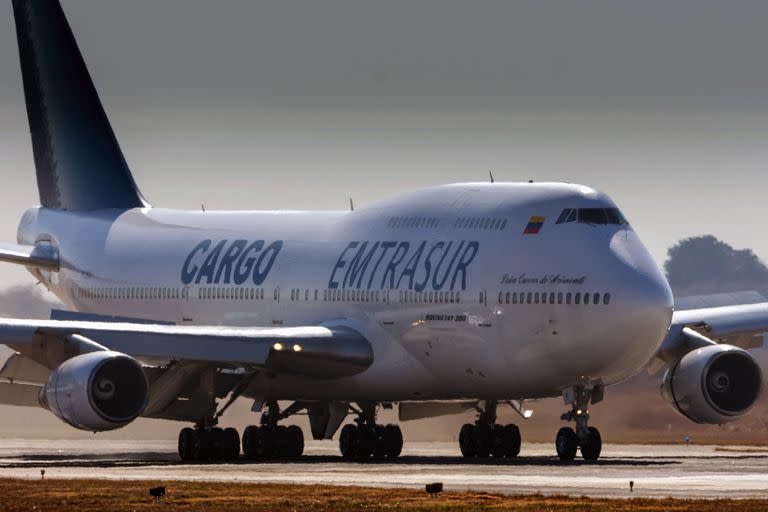 Vista del Boeing 747-300 registrado con el número YV3531 de la aerolínea venezolana Emtrasur Cargo en el aeropuerto internacional de Córdoba, Argentina, el 6 de junio de 2022